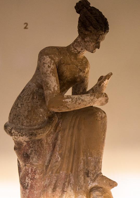 Ειδώλια γυναικών, από το Αρχαιολογικό Μουσείο Θηβών Αρχαία Τανάγρα Επόμενη στάση στην αρχαία Τανάγρα που βρίσκεται στον λόφο Γκριμάδα.
