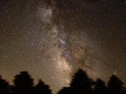 9.14. att. Naktī pie debesīm varam redzēt mūsu Galaktikas spirālzara daļu Piena Ceļu. 9.15. att. Uz Zemes Dienvidu puslodē neregulārā galaktika Lielais Magelāna mākonis ir redzams kā miglains plankumiņš pie naksnīgām debesīm.