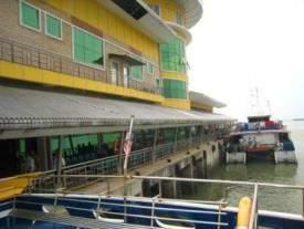 2-13 Jeti-jeti ini juga berfungsi sebagai Terminal Feri Antarabangsa untuk kemasukan pelancong antarabangsa dari Changi