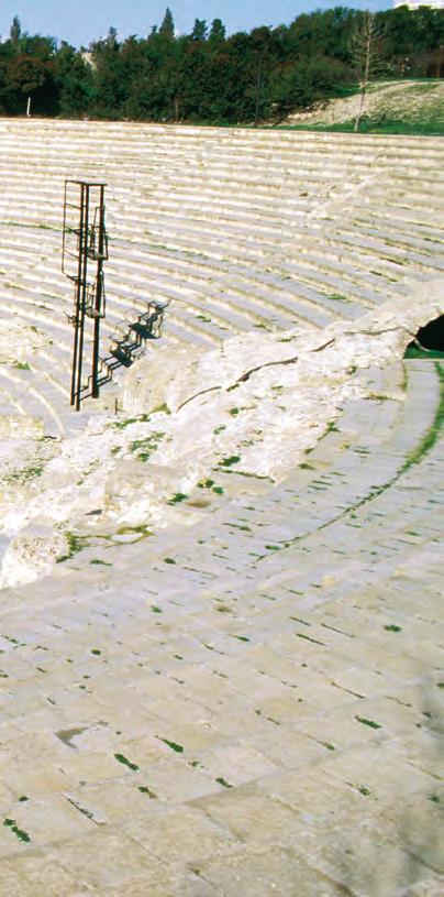 ΤΥΝΗΣΊΑ Εικ. 81 Το ρωμαϊκό θέατρο της Καρχηδόνας μετά την αναστήλωση.