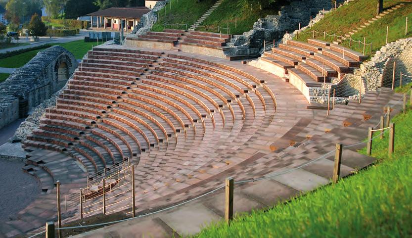 Εικ. 35 Άποψη του κοίλου. Το θέατρο της Ογκστ Χτίστηκε το 43 π.χ., λίγο μετά την ίδρυση της ρωμαϊκής αποικίας. Τον 1ο αι. μ.χ. μετατράπηκε σε αμφιθέατρο, ενώ τον 2ο αι. μ.χ. πήρε πάλι τη μορφή θεάτρου.