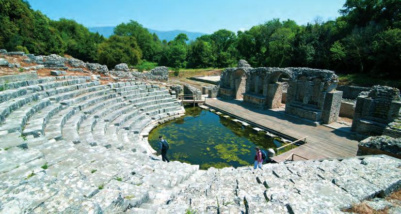 Εικ. 38 Άποψη του αρχαίου θεάτρου του Βουθρωτού. Ένα θέατρο για το θεό Ασκληπιό Το θέατρο χτίστηκε μέσα στο ιερό του Ασκληπιού στα ελληνιστικά χρόνια, τον 3ο αι. π.χ. Ήταν αρκετά μικρό γιατί οι διαστάσεις και το σχήμα του έπρεπε να προσαρμοστούν στον ελεύθερο χώρο που υπήρχε.