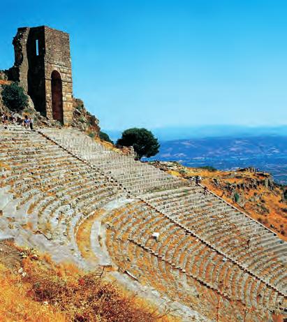 Το θέατρο που «κρέμεται» από το λόφο Ένα από τα σημαντικότερα κτήρια της ακρόπολης της Περγάμου ήταν το θέατρο που οικοδομήθηκε στα τέλη του 3ου αι. π.χ.