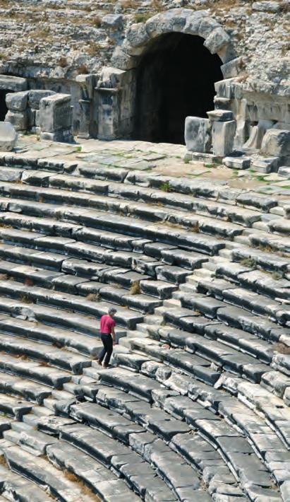 Το επιβλητικό θέατρο της Μιλήτου Χτίστηκε στα ελληνιστικά χρόνια, λίγο μετά τα μέσα του 3ου αι. π.χ., και αρχικά χωρούσε περίπου 5.300 θεατές.