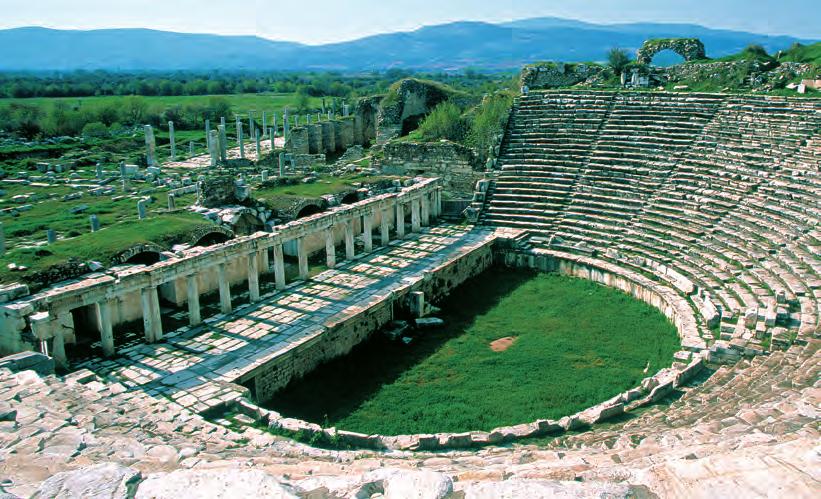Εικ. 57 Η σκηνή του θεάτρου με τη ρωμαϊκή εξέδρα και το ελληνιστικό προσκήνιο. Το δώρο ενός πρώην δούλου Χτίστηκε στο β μισό του 1ου αι. π.χ., στο μεταίχμιο μεταξύ ελληνιστικής και ρωμαϊκής εποχής.