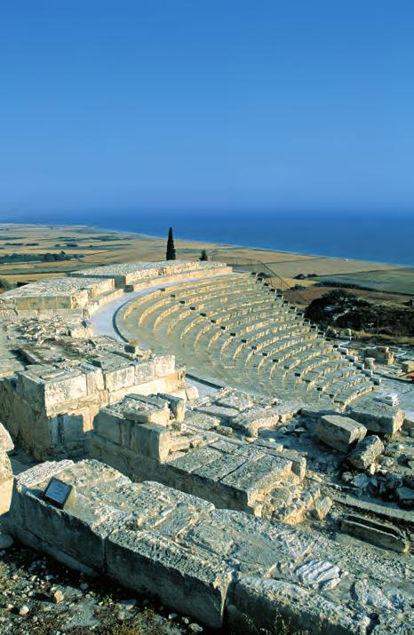 Το θέατρο που βλέπει στη Μεσόγειο Το πρώτο θέατρο στην ακρόπολη του Κουρίου χτίστηκε στα ελληνιστικά χρόνια, τον 2ο αι. π.χ., και είχε κυκλική ορχήστρα και υπερυψωμένο προσκήνιο, όπως το θέατρο της Φιλιππούπολης.
