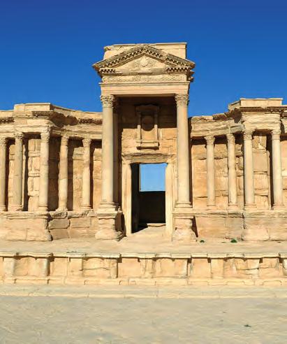 Ένα θέατρο στην καρδιά της πόλης Στα ρωμαϊκά χρόνια χτίστηκαν στην Παλμύρα πολλά επιβλητικά κτήρια, όπως ο ναός του συριακού θεού Βάαλ (Ba al), η αγορά, το θέατρο, αλλά και μία εντυπωσιακή στοά