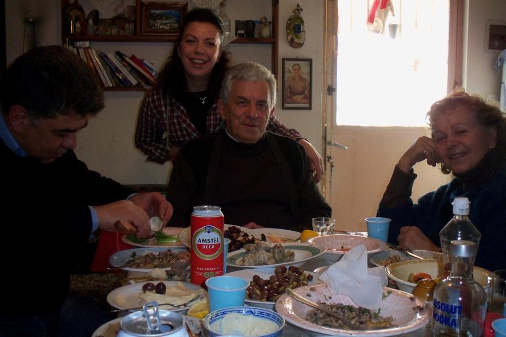 9) (Από δεξιά) Η Μαρίνα Παπαδογιωργάκη, ο πρώην άντρας