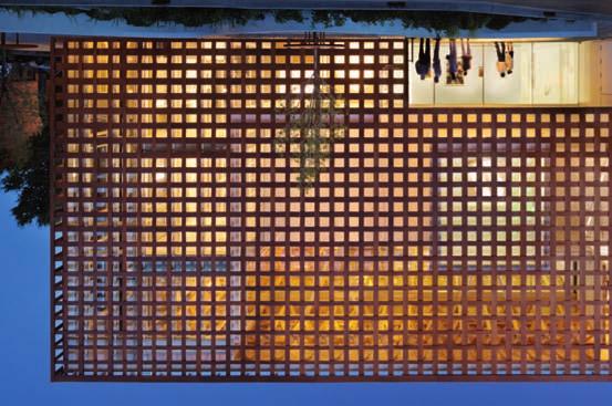 Στο μουσείο τέχνης της πόλης Άσπεν των Η.Π.Α. ο αρχιτέκτονας Shigeru Ban δημιούργησε ένα ξύλινο πλέγμα από σύνθετη ξυλεία.