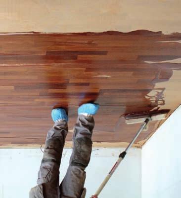 επικαλύψεων. Γενικά, δεν συνιστάται βαφή ξύλινης κατασκευής, εκτεθειμένης στη βροχή με διαφανές βερνίκι, εκτός και εάν ο ιδιοκτήτης είναι διατεθειμένος να βερνικώνει την κατασκευή κάθε έως χρόνια.