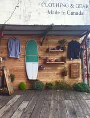 V predvádzacej miestnosti, kde sa surfy predávajú, vystupujú živé kapely, zatiaľ čo výrobná dielňa organizuje rad vzdelávacích seminárov.