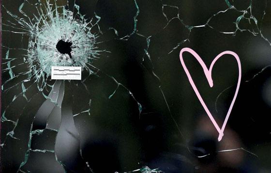 Κυκλοφορεί µαζί µε Το Βήµα της Κυριακής Η ζωή μετά τις σφαίρες Την επόμενη ημέρα της τρομοκρατικής επίθεσης στο Παρίσι κάποιος ζωγράφισε μια καρδιά δίπλα σε μια τρύπα από μια σφαίρα.