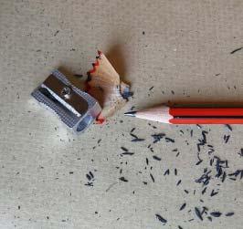 (β) Τα ξύλινα μολύβια ξύνονται με ξύστρα.