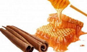 Το μέλι είναι ένας μη επεξεργασμένος αντιβακτηριακός παράγοντας που σκοτώνει βακτήρια και εξαλείφει την ακμή.
