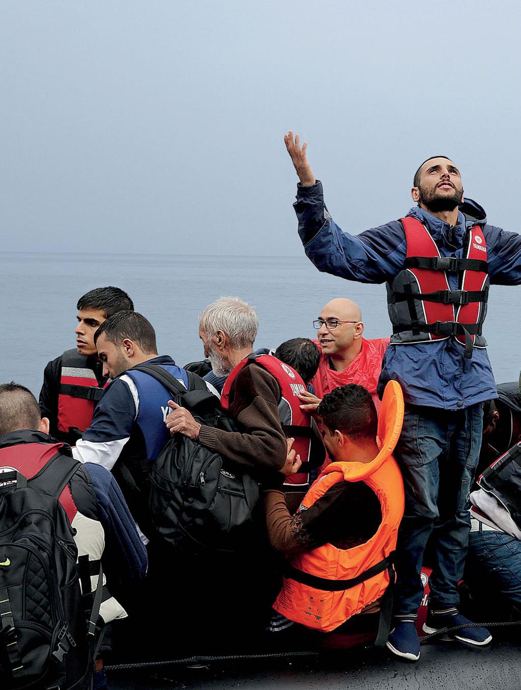 Καθώς η λέμβος πλησιάζει τη Λέσβο, ένας σύρος πρόσφυγας ευχαριστεί τον Θεό για την ασφαλή