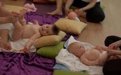Οι μητέρες εκπαιδεύονται, μαθαίνουν το σώμα του μωρού τους και νιώθουν ασφάλεια με το μωρό.