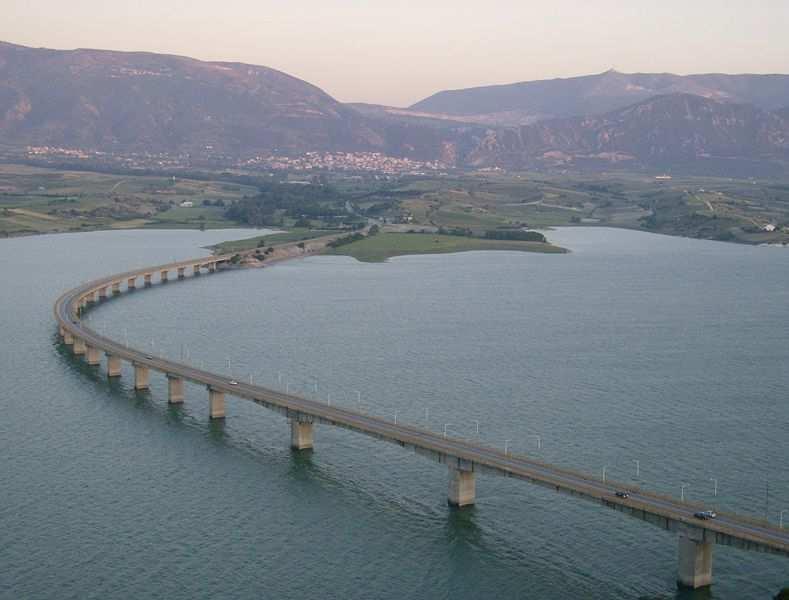 3.8. ΑΜΦΙΒΙΑ ΓΕΦΥΡΑ Γέφυρες αυτού του είδους, χωρίζουν συνήθως ποταµούς µικρού µεγέθους οι οποίες µε την βοήθεια ανυψωτικών µηχανηµάτων χωρίζουν µε αποτέλεσµα να περάσουν τα πλοία από κάτω.