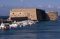 Το Ηράκλειο, η μεγαλύτερη από τις πόλεις της Κρήτης με το μεγαλύτερο λιμάνι.