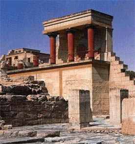 Το ανάκτορο καταστράφηκε από σεισμό το 1730 π.χ., όπως και η Κνωσός.