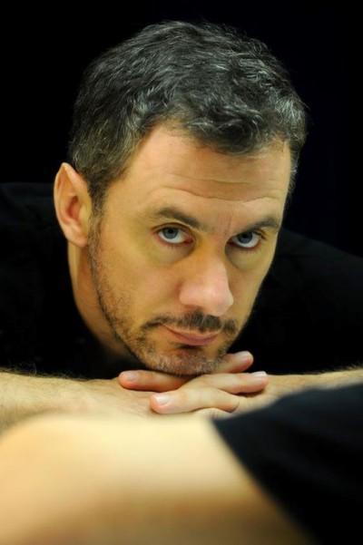 ΕΡ. Στον τίτλο του βιβλίου «παίζεις» με τις λέξεις χορός και ψευδαισθήσεις.
