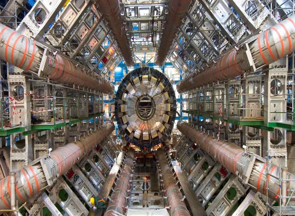 CMS Oι ανιχνευτές του LHC έχουν μέγεθος