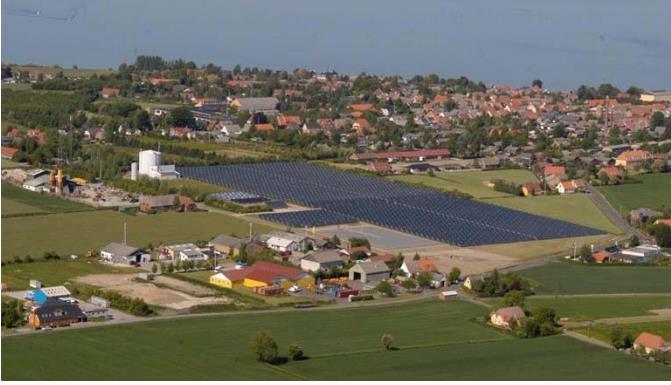 ένας τρόπος που εφαρμόστηκε για μειωθεί η εξάρτηση της Δανίας από το πετρέλαιο, ήταν να χρησιμοποιηθούν ξύλα και άχυρα στις εγκαταστάσεις τηλεθέρμανσης, καθώς επίσης και βιοαέριο.