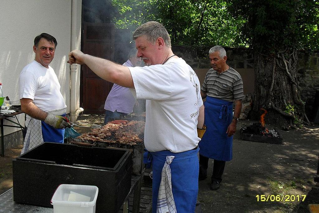 Όταν εμείς γιορτάζουμε, κάποιοι πρέπει να δουλέψουν, όπως ο Θεόδωρος