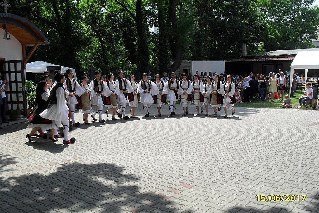 Κάτω στις φωτό, νέες και νέοι