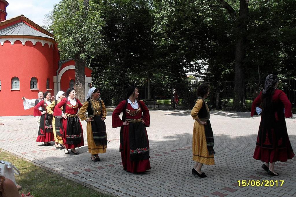 Κάτω, ενα μέρος απο τη χορευτική