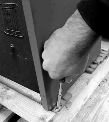 Εγκατάσταση 3.2.1. Συσκευασία Ο λέβητας παραδίδεται συσκευασμένος σε κιβώτιο από ενισχυμένο χαρτόνι πάνω σε μία ξύλινη παλέτα. Βγάλτε το λέβητα από το κιβώτιο και βεβαιωθείτε ότι είναι άθικτος.