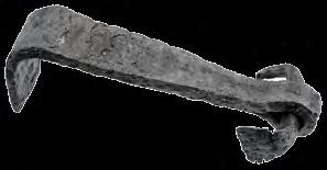 ) Гвожђе, ковање, тордирање; димензије: 9 х 3,1 х 0,4 cm; Објекат VI - јужни део, Северно подграђе, 2008. година; Народни музеј Чачак, Ц 25/08. Гвоздена кламфа (или ручка?) тордирана у средишњем делу.