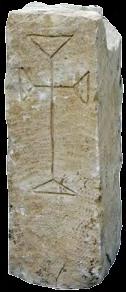 бр. 224. МК 476. Стуб допрозорник Ситнозрни фосилоносни кречњак, клесање; димензије: 56 x 19 (16,5 при врху) x 21 cm; димензије крста 30 x 13 cm; Базилика А - јужни део нартекса, 1986.