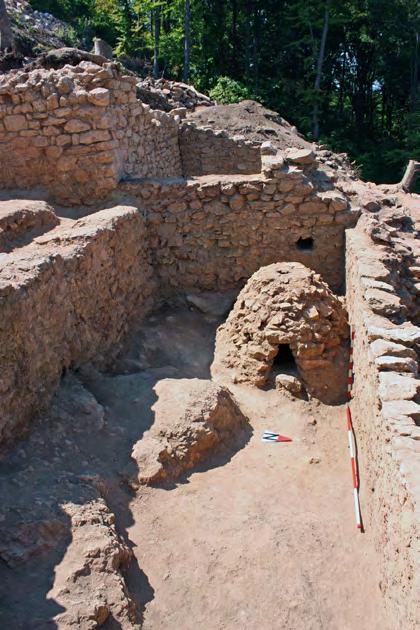 Сл. 21: Објека VI, накна но сужени улаз, реконс рукција Fig. 21: Building VI, entrance, subsequently narrowed, reconstruction Сл. 20: Објека VI, о румска рос орија и ећ Fig.