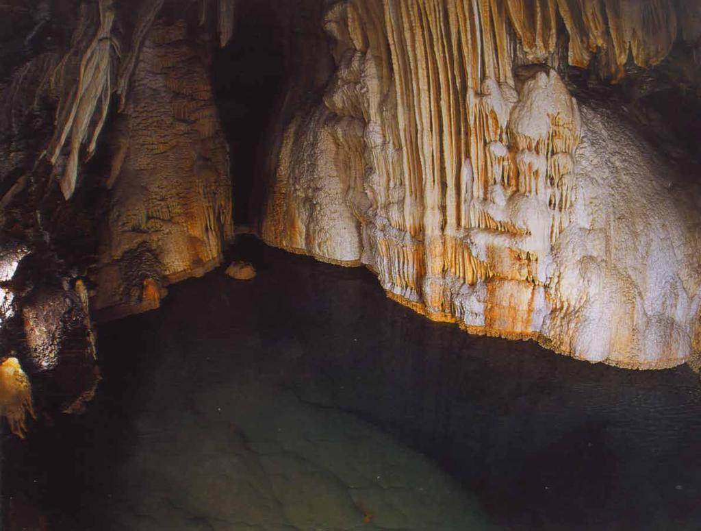 Σπήλαιο των Λιμνών στις ιστορικές πηγές Για το σπήλαιο αυτό ο αρχα
