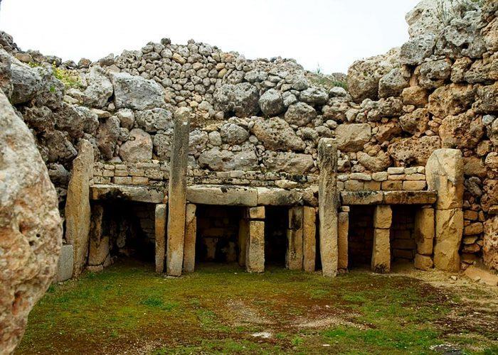 Φαίνεται πως ο ναός αυτός έχει χτιστεί έτσι ώστε να