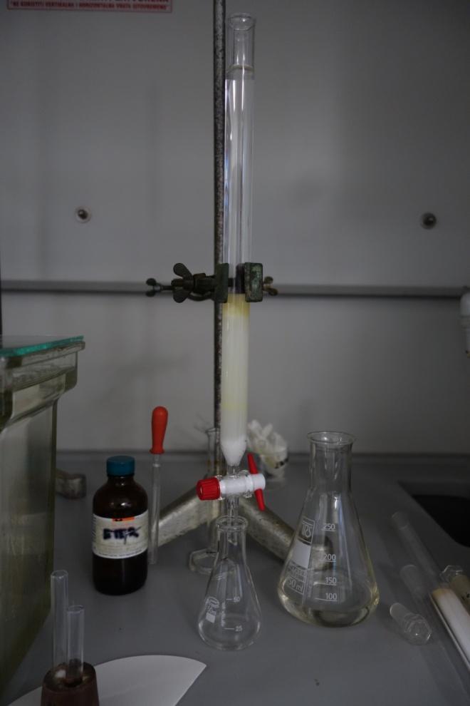 Slika 9. Kolonska kromatografija na silikagelu uz petroleter kao eluens. ba izomera u potpunosti su okarakterizirana spektroskopskim metodama.