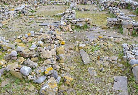 πηγάδια. Όπως όλα δείχνουν, πρόκειται για εύπορο οικισμό με πρωτοαστικό χαρακτήρα, πολεοδομικό σχεδιασμό και δημόσια έργα, που προϋποθέτουν κεντρική εξουσία.