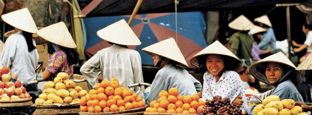 Πωλητές φρούτων µε ποδήλατα. Ανόι, Βιετνάµ Ηµέρα 6η: Ανόι - Ντανάνγκ - Χόι Αν Σήµερα θα γνωρίσουµε το διαφορετικό πρόσωπο του κεντρικού Βιετνάµ.