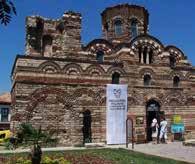 Εκεί θα δούμε τις βυζαντινές εκκλησίες της Αγίας Σοφίας και του Αγίου Ιωάννη του Παντοκράτορα, τα μεσαιωνικά τείχη, το αρχαιολογικό μουσείο και θα κάνουμε περιπάτους στα όμορφα στενά με τα