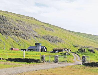 Að ystu þolmörkum Nú er staðan orðin þannig að víða er vegakerfið komið að ystu þolmörkum, sérstaklega Vatnsnesvegur, sem er mjög vinsæl ferðamannaleið.