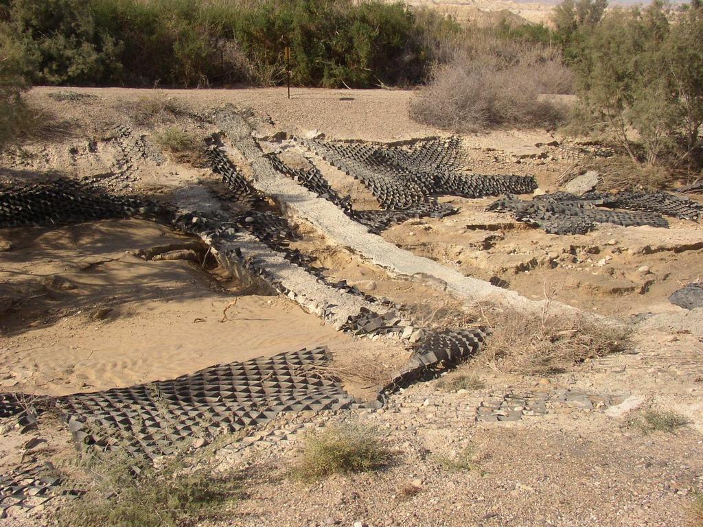 ב א איור מס' :19 תעלה מאספת באזור גניגר, יצירת ראשי ערוצי ) : א( ומפלי ) : ב(.
