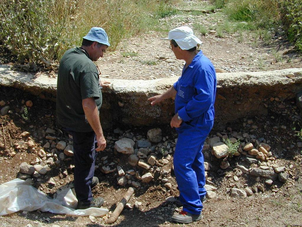 4.3 מפתני: בנחל חרוד ובנחל שונ:. בניית מפתני- בתוואי התעלה הוא פתרו 5 יעיל בד"כ (איור מס' 21 א).