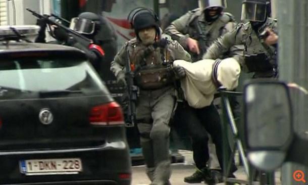 Στα χέρια των αρχών ο "μακελάρης του Παρισιού" ΤΕΛΕΥΤΑΙΑ ΕΝΗΜΕΡΩΣΗ 15:04 Ύποπτοςκλειδί για τις αιματηρές επιθέσεις στο Παρίσι, ο Σαλάχ Αμπντεσλάμ, ο οποίος διέφευγε εδώ και περισσότερο από τέσσερις