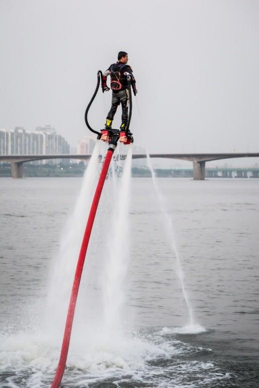 Εικόνα 6:Πάνω: τζετ σκι Λάτω: Jetflyboard (αεριωθούμενη ιπτάμενη σανίδα) -Ο σκοπός αυτών των δραστηριοτήτων είναι να εισάγουν τους μαθητές στον Τρίτο Νόμο Κίνησης του Νεύτωνα. 10.