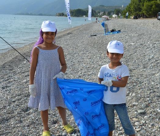 πέρασαν, αλλά και τις ελπίδες τους για ένα καλύτερο «αύριο» και πραγματοποίησαν με ενθουσιασμό καθαρισμό σε μεγάλη έκταση (σχεδόν 1 χλμ) της