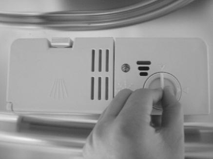 ΣΗΜΕΙΩΣΗ: Καθαρίστε τυχόν διαρροή του λαμπρυντικού κατά το γέμισμα με ένα απορροφητικό πανί για να αποφύγετε τον υπερβολικό αφρισμό κατά τη διάρκεια της επόμενης πλύσης.