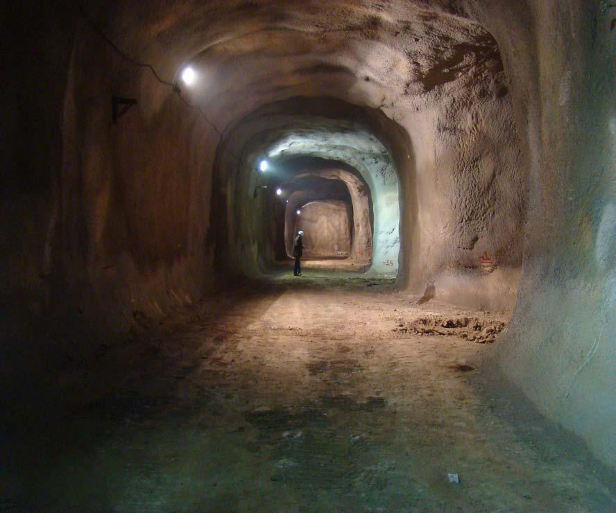 Κεφάλαιο 2: Τεχνικά Στοιχεία και Μέσα Παραγωγής του έργου Το πλάτος του θαλάμου είναι 7 m, ενώ το μικρότερο πλάτος ανοίγματος στον υπόγειο χώρο είναι 6 m.