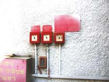 בטיחות חשמל בעבודות אלקטרוניקה להלן דרישות נוספות: "תקנות החשמל )מעגלים סופיים הניזונים במתח עד 1000 וולט(, התשמ"ה- 1984": תקנה 31, התקנת מפסק למכשיר קבוע או נייד ")א( למכשיר חשמלי קבוע או נייח יותקן