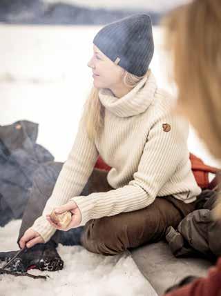 48 WINTER OUTDOOR Women s Sportswear FJ LLR VEN Nuuk Parka Γυναικείο χειμερινό parka με ματ αδιάβροχο ύφασμα και επενδυμένο με την ισχυρή συνθετική μόνωση Supreme Microloft της Fjällräven.