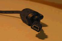 предности. Слика 47. USB кабл Дигитални фотоапарат се на рачунар спаја преко USB кабла приказаног на слици 47. Дигитални апарат поседује и прикључак (слика 47.